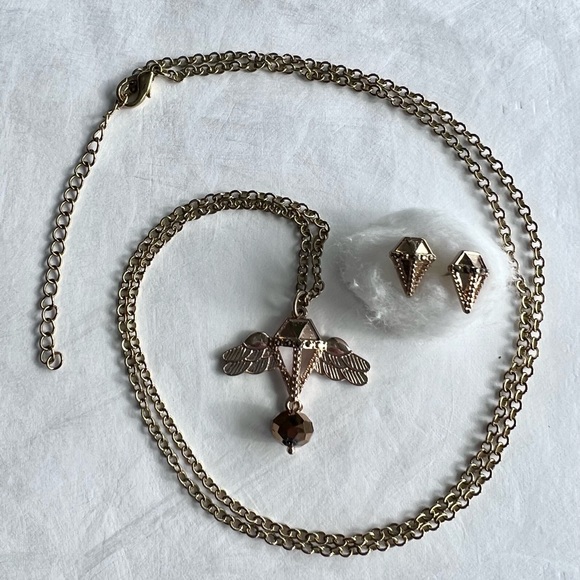 Dainty vintage gold chain and pendant with matching stud earrings - Picture 11 of 12